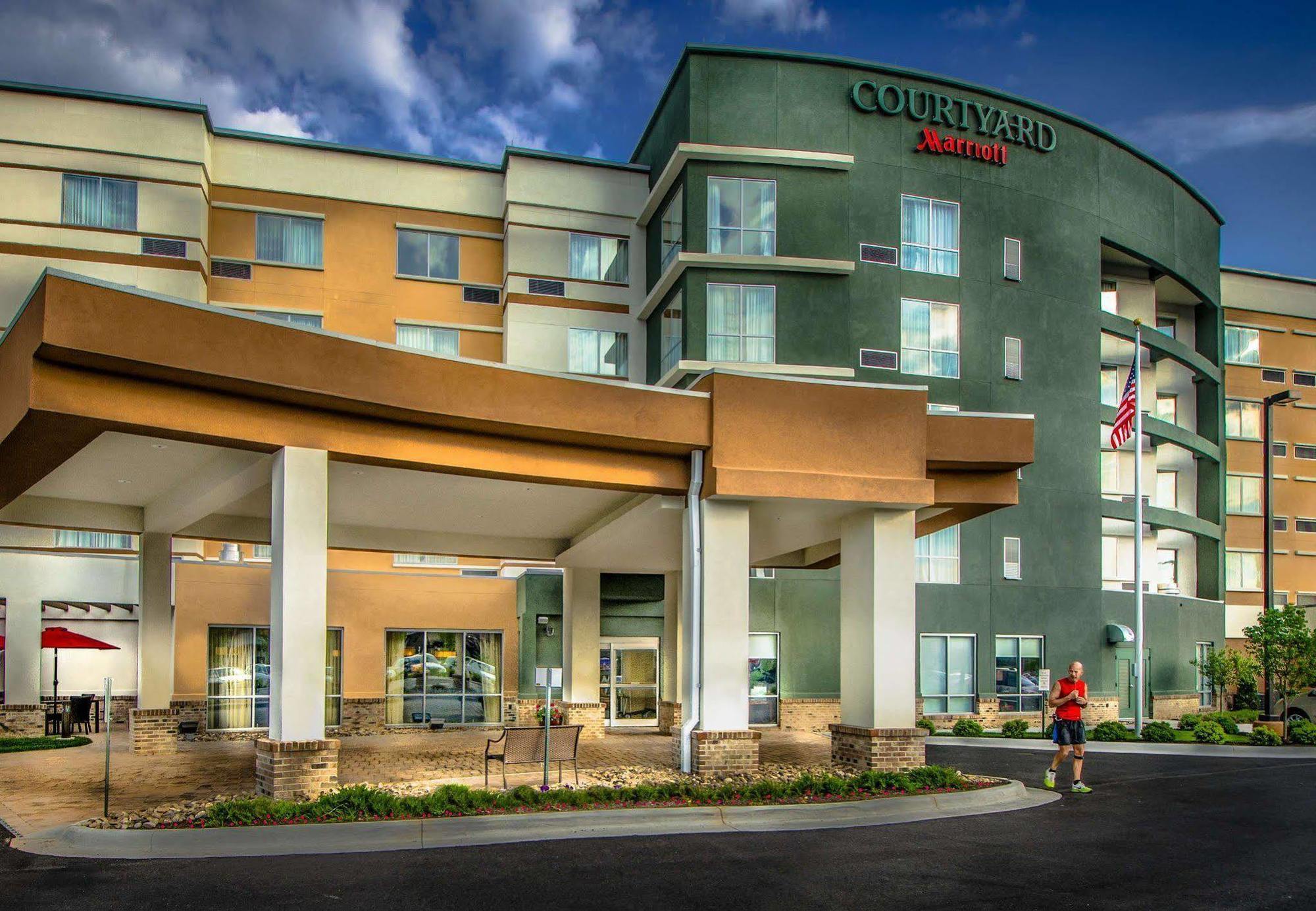Courtyard By Marriott Charleston Downtown/Civic Center Hotel Exterior photo
